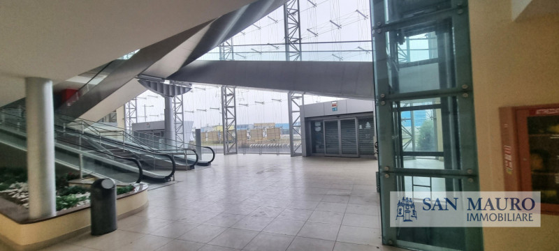 PORDENONE: VENDESI fabbricato di recente costruzione di 13.600 mq adatto a spazi commerciali, dir...