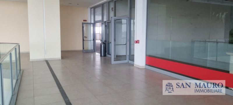 PORDENONE: VENDESI fabbricato di recente costruzione di 13.600 mq adatto a spazi commerciali, dir...