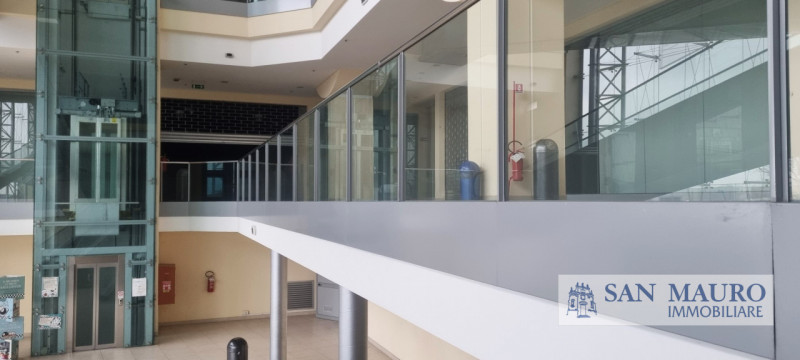 PORDENONE: VENDESI fabbricato di recente costruzione di 13.600 mq adatto a spazi commerciali, dir...