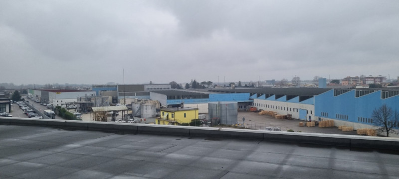 PORDENONE: VENDESI fabbricato di recente costruzione di 13.600 mq adatto a spazi commerciali, dir...