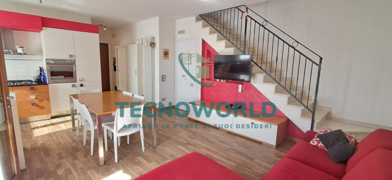 Scopri questo splendido appartamento duplex situato nella tranquilla e verdeggiante zona di Rozza...