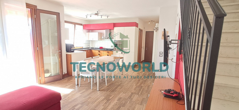 Scopri questo splendido appartamento duplex situato nella tranquilla e verdeggiante zona di Rozza...