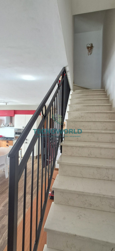 Scopri questo splendido appartamento duplex situato nella tranquilla e verdeggiante zona di Rozza...