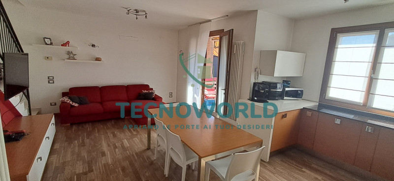 Scopri questo splendido appartamento duplex situato nella tranquilla e verdeggiante zona di Rozza...