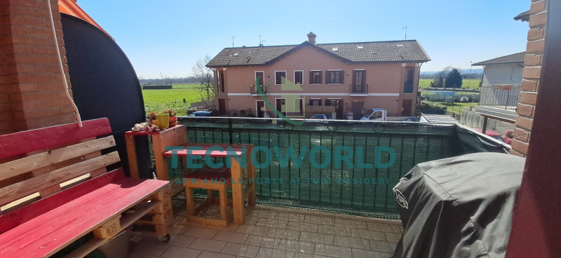 Scopri questo splendido appartamento duplex situato nella tranquilla e verdeggiante zona di Rozza...