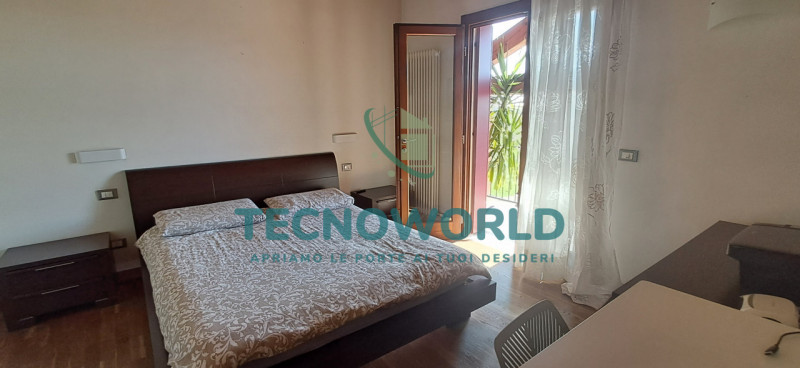Scopri questo splendido appartamento duplex situato nella tranquilla e verdeggiante zona di Rozza...