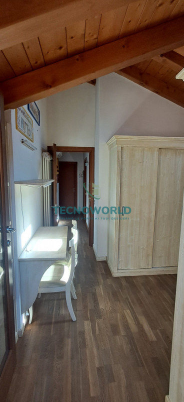 Scopri questo splendido appartamento duplex situato nella tranquilla e verdeggiante zona di Rozza...