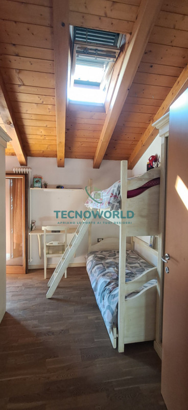 Scopri questo splendido appartamento duplex situato nella tranquilla e verdeggiante zona di Rozza...