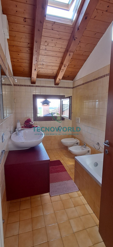 Scopri questo splendido appartamento duplex situato nella tranquilla e verdeggiante zona di Rozza...