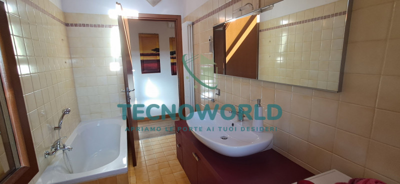 Scopri questo splendido appartamento duplex situato nella tranquilla e verdeggiante zona di Rozza...