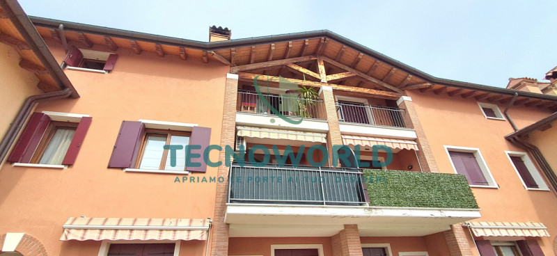 Scopri questo splendido appartamento duplex situato nella tranquilla e verdeggiante zona di Rozza...