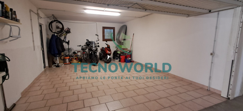 Scopri questo splendido appartamento duplex situato nella tranquilla e verdeggiante zona di Rozza...