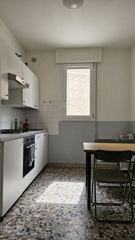 Nel cuore del quartiere Forcellini di Padova proponiamo in affitto un ampio e luminoso appartamen...