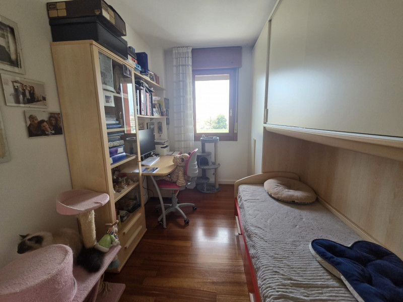 Se stai cercando un appartamento ampio e luminoso nella tranquilla zona di Castagnara, non perder...