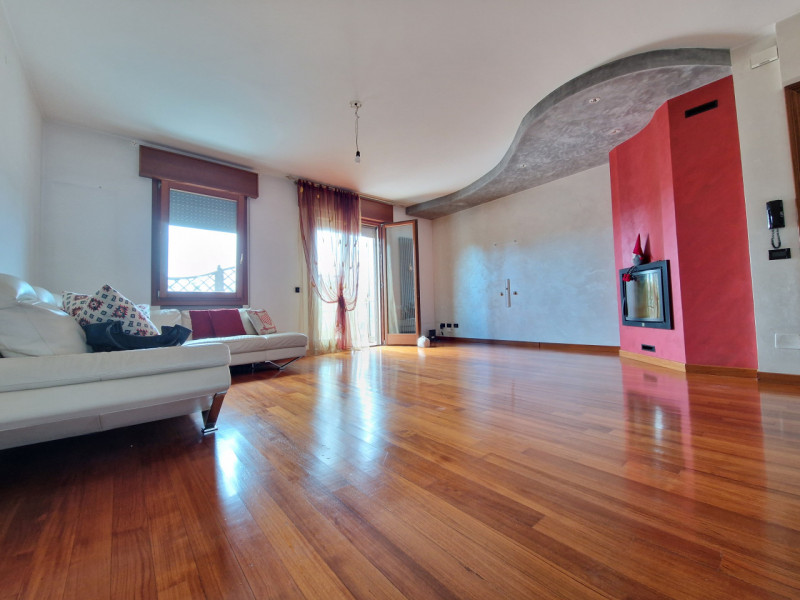 Splendido appartamento quadrilocale situato nel cuore del tranquillo quartiere di San Bellino a P...