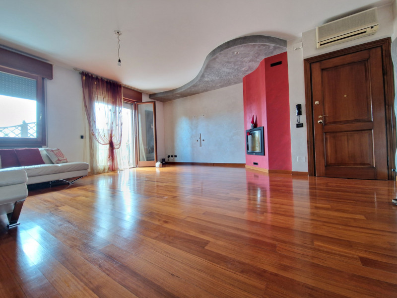 Splendido appartamento quadrilocale situato nel cuore del tranquillo quartiere di San Bellino a P...