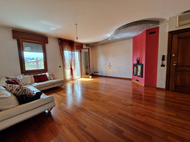 Splendido appartamento quadrilocale situato nel cuore del tranquillo quartiere di San Bellino a P...