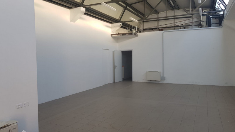 CASELLE DI SELVAZZANO – LOCALE POLIFUNZIONALE DI 100 MQ CON PASSO CARRAIO

In posizione strategic...