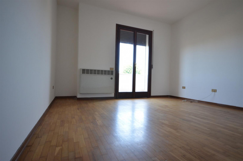 Castelfranco Veneto, in zona semicentrale strategica e comoda a tutti i servizi principali con la...