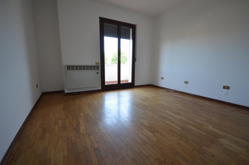 Castelfranco Veneto, in zona semicentrale strategica e comoda a tutti i servizi principali con la...
