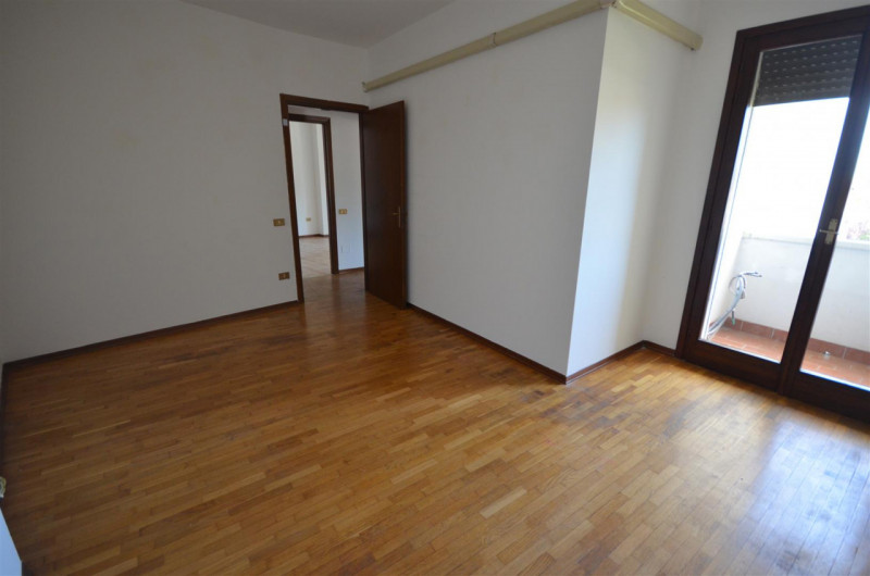 Castelfranco Veneto, in zona semicentrale strategica e comoda a tutti i servizi principali con la...