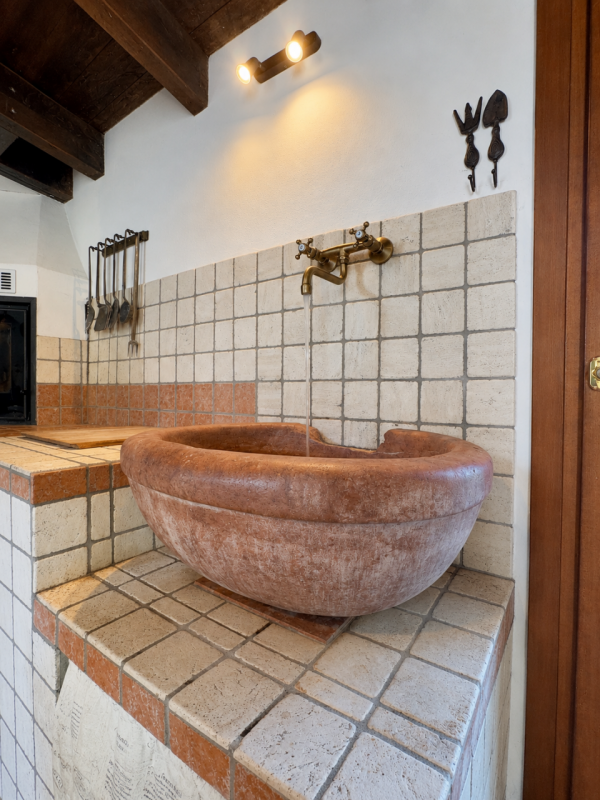 A Boccon di Vo’, in un contesto collinare tranquillo e riservato, proponiamo in vendita “Casa del...