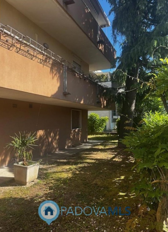Immobile in esclusiva al Gruppo Padova MLS
Rubano in zona residenziale, comoda a scuole e servizi...