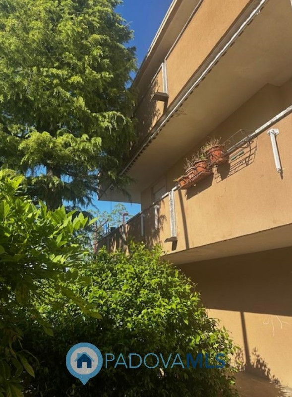 Immobile in esclusiva al Gruppo Padova MLS
Rubano in zona residenziale, comoda a scuole e servizi...