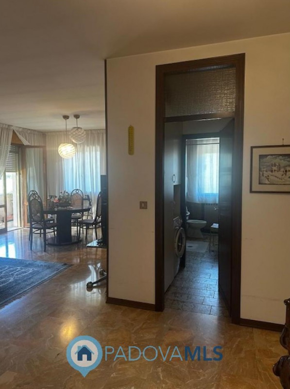 Immobile in esclusiva al Gruppo Padova MLS
Rubano in zona residenziale, comoda a scuole e servizi...