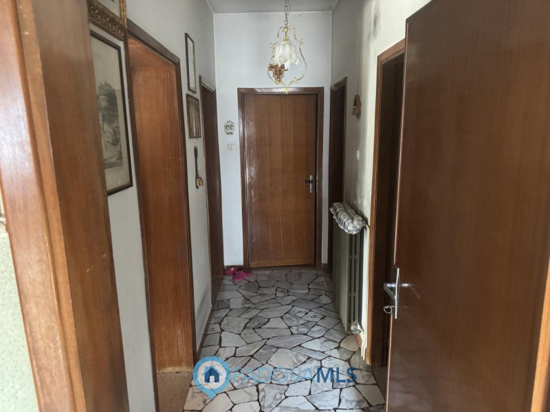 Immobile in esclusiva al Gruppo Padova MLS
Interessante casa accostata con tre lati libera dispos...