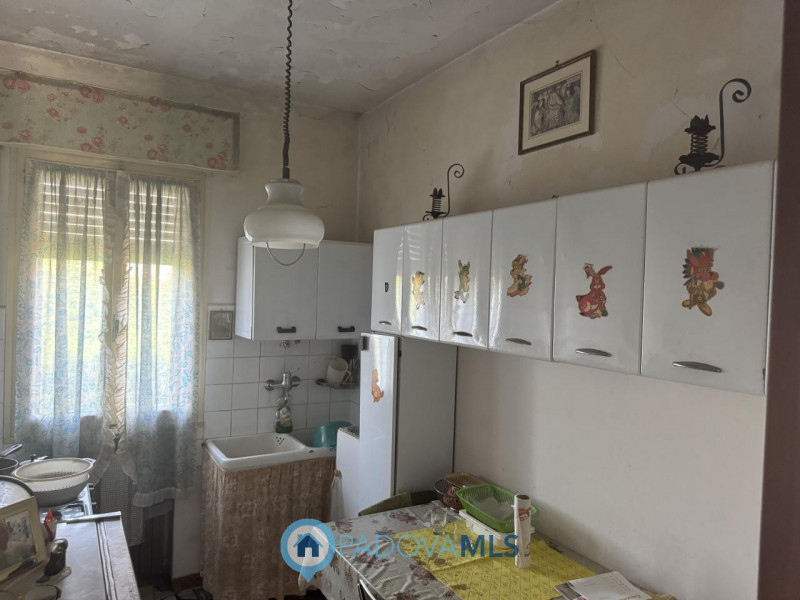 Immobile in esclusiva al Gruppo Padova MLS
Interessante casa accostata con tre lati libera dispos...