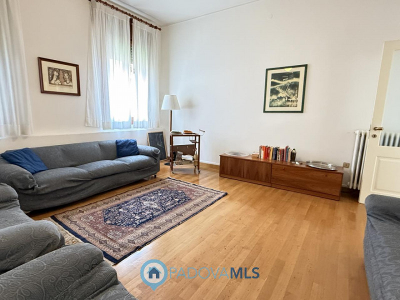 Immobile in esclusiva al Gruppo Padova MLS
Posizione centrale a due passi da via Beato Pellegrino...