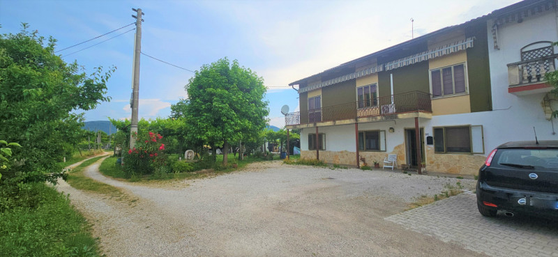 LONGARE - LOCALITA' CASONI: In località immersa nel verde, casa affiancata con all'interno un ult...