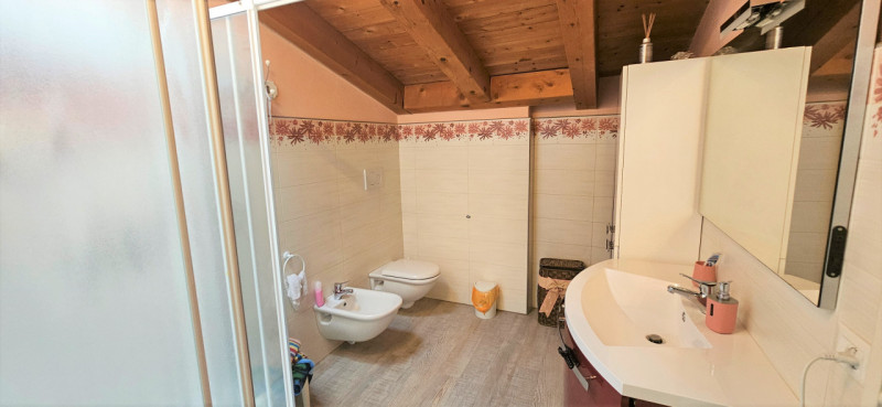 LONGARE - LOCALITA' CASONI: In località immersa nel verde, casa affiancata con all'interno un ult...