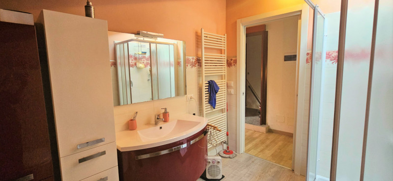LONGARE - LOCALITA' CASONI: In località immersa nel verde, casa affiancata con all'interno un ult...