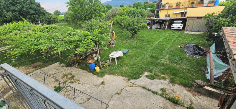 LONGARE - LOCALITA' CASONI: In località immersa nel verde, casa affiancata con all'interno un ult...