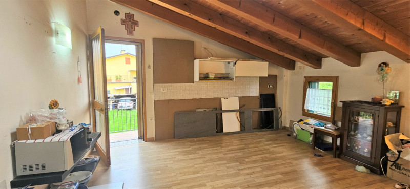 LONGARE - LOCALITA' CASONI: In località immersa nel verde, casa affiancata con all'interno un ult...