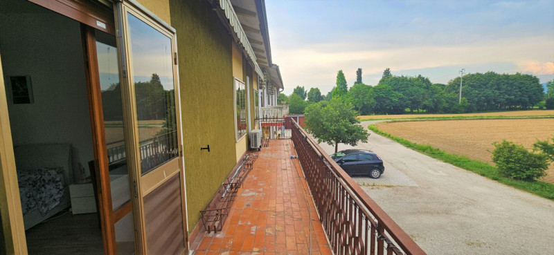 LONGARE - LOCALITA' CASONI: In località immersa nel verde, casa affiancata con all'interno un ult...