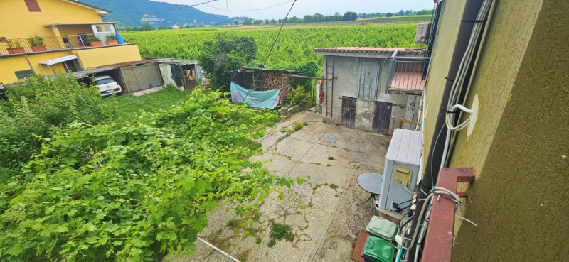 LONGARE - LOCALITA' CASONI: In località immersa nel verde, casa affiancata con all'interno un ult...