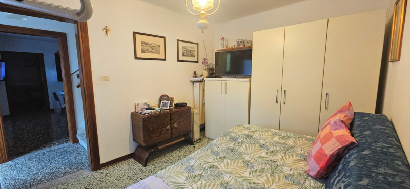 LONGARE - LOCALITA' CASONI: In località immersa nel verde, casa affiancata con all'interno un ult...