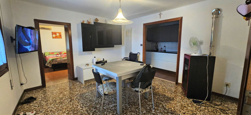 LONGARE - LOCALITA' CASONI: In località immersa nel verde, casa affiancata con all'interno un ult...