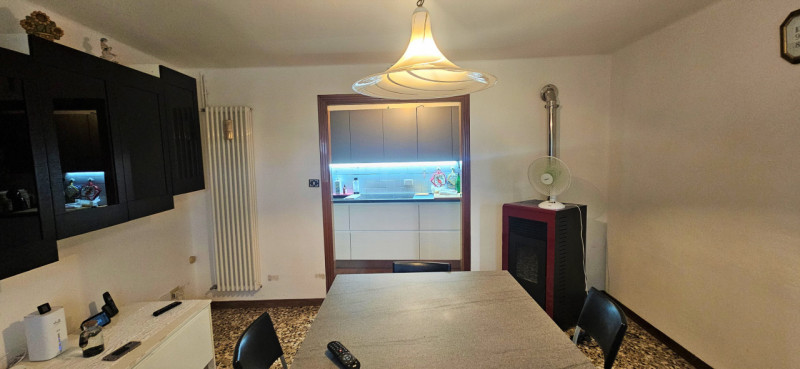 LONGARE - LOCALITA' CASONI: In località immersa nel verde, casa affiancata con all'interno un ult...