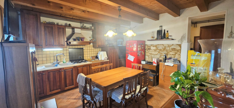 LONGARE - LOCALITA' CASONI: In località immersa nel verde, casa affiancata con all'interno un ult...