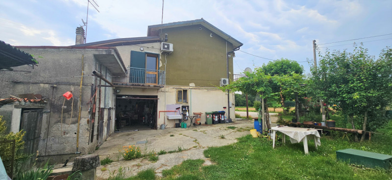 LONGARE - LOCALITA' CASONI: In località immersa nel verde, casa affiancata con all'interno un ult...