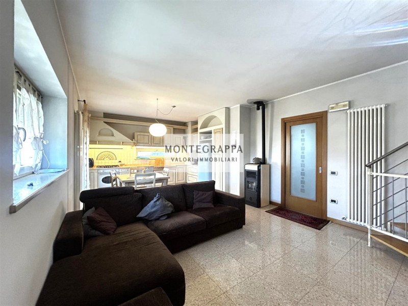 Proponiamo in vendita un appartamento su due livelli di circa 125 mq, situato al piano primo con ...
