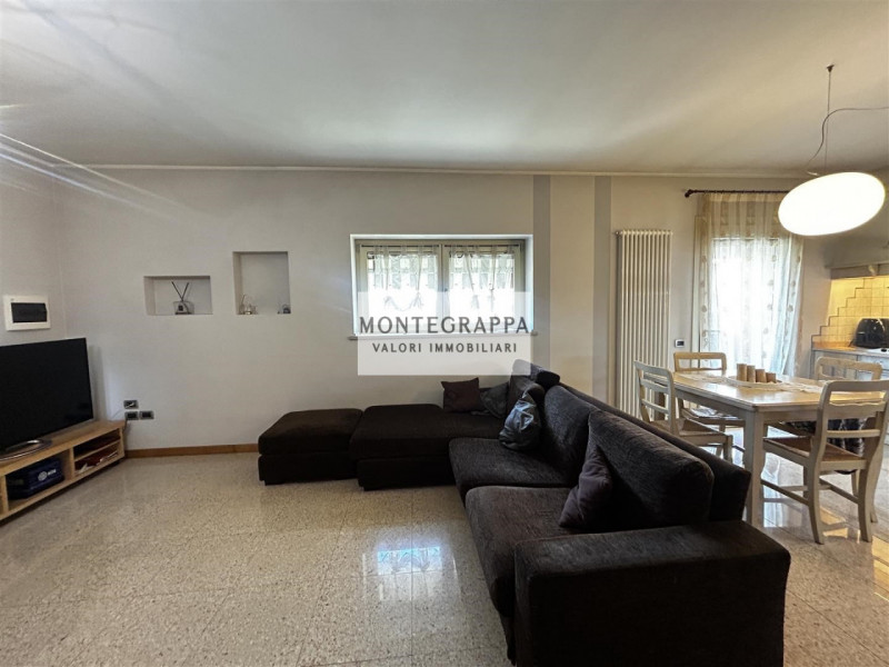 Proponiamo in vendita un appartamento su due livelli di circa 125 mq, situato al piano primo con ...