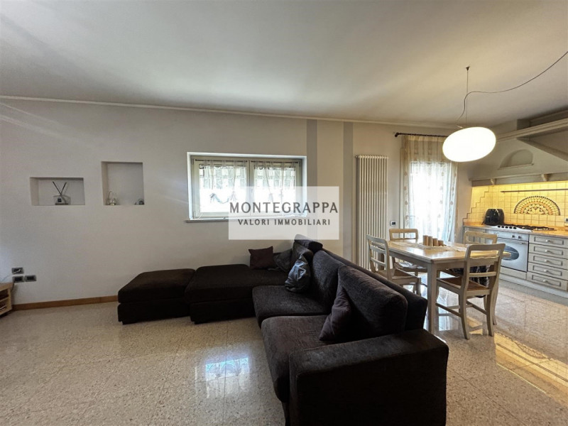 Proponiamo in vendita un appartamento su due livelli di circa 125 mq, situato al piano primo con ...
