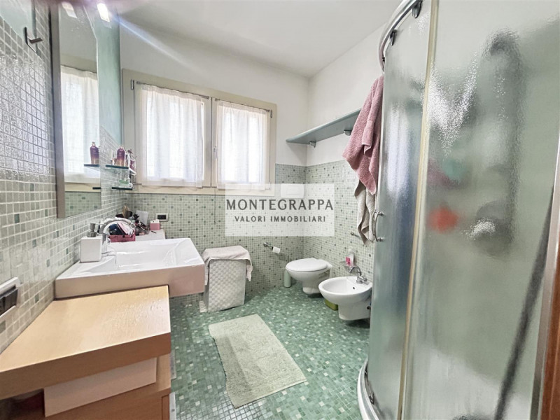Proponiamo in vendita un appartamento su due livelli di circa 125 mq, situato al piano primo con ...