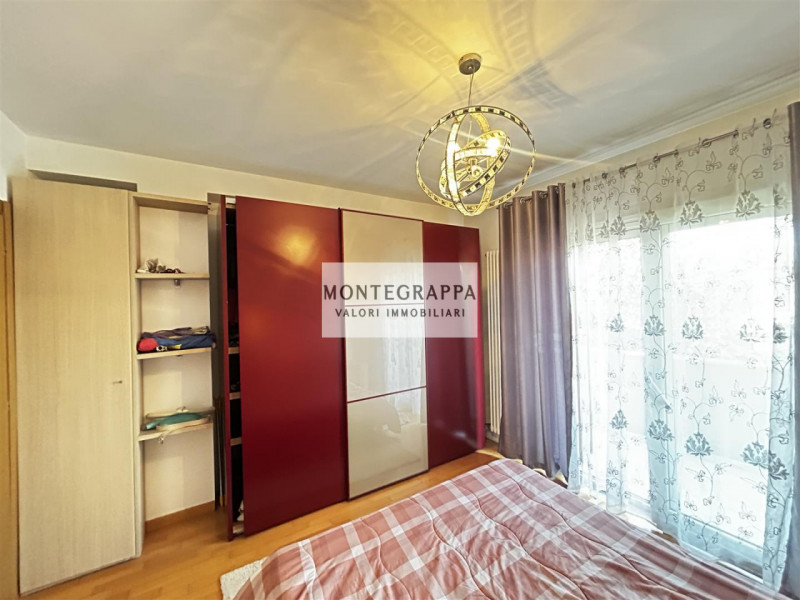 Proponiamo in vendita un appartamento su due livelli di circa 125 mq, situato al piano primo con ...