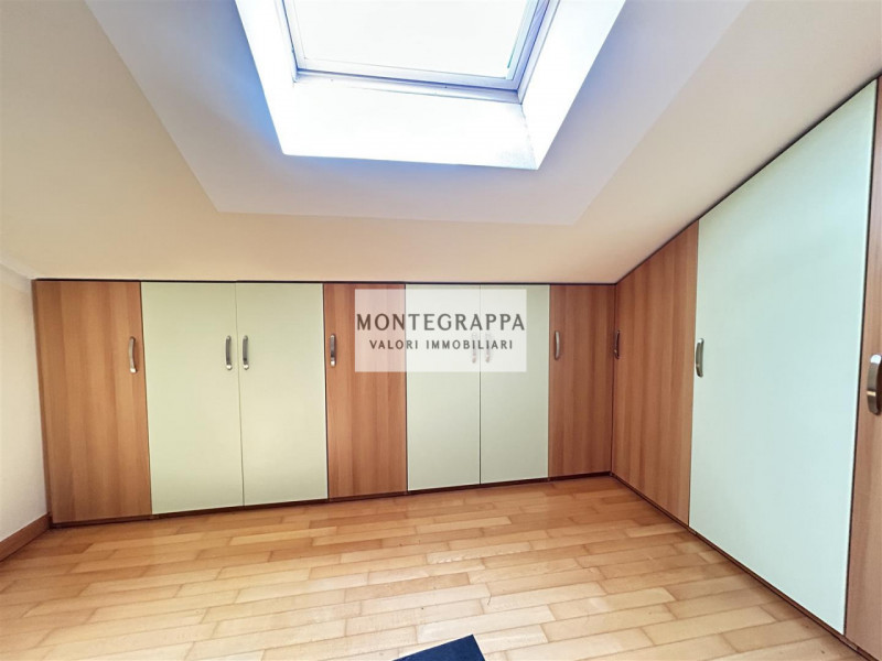 Proponiamo in vendita un appartamento su due livelli di circa 125 mq, situato al piano primo con ...
